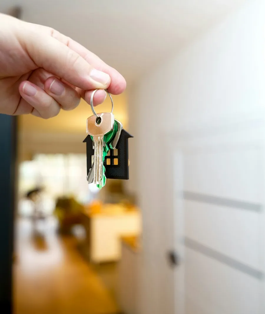 Persona sosteniendo las llaves de su nuevo hogar