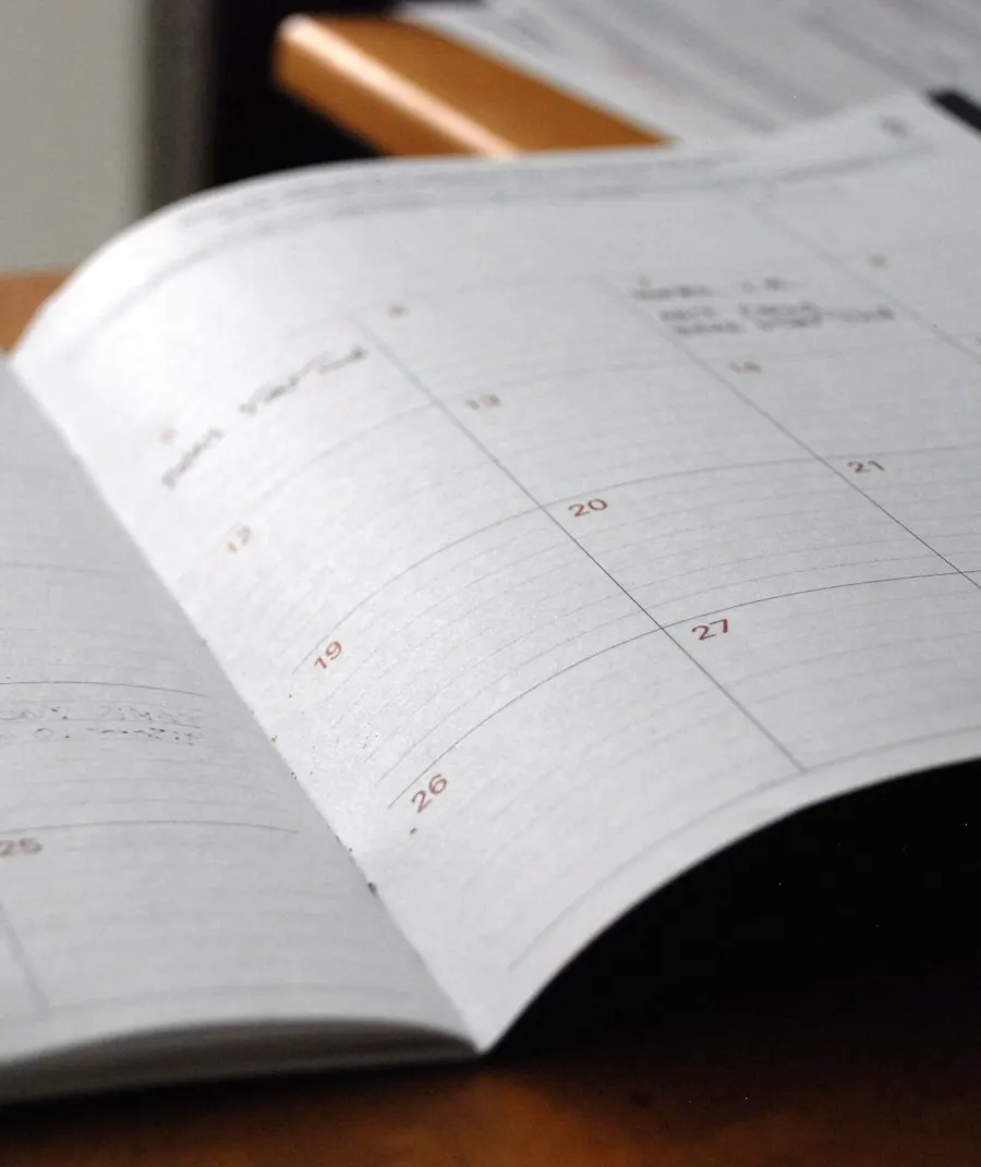 Agenda abierta sobre un escritorio con fechas marcadas