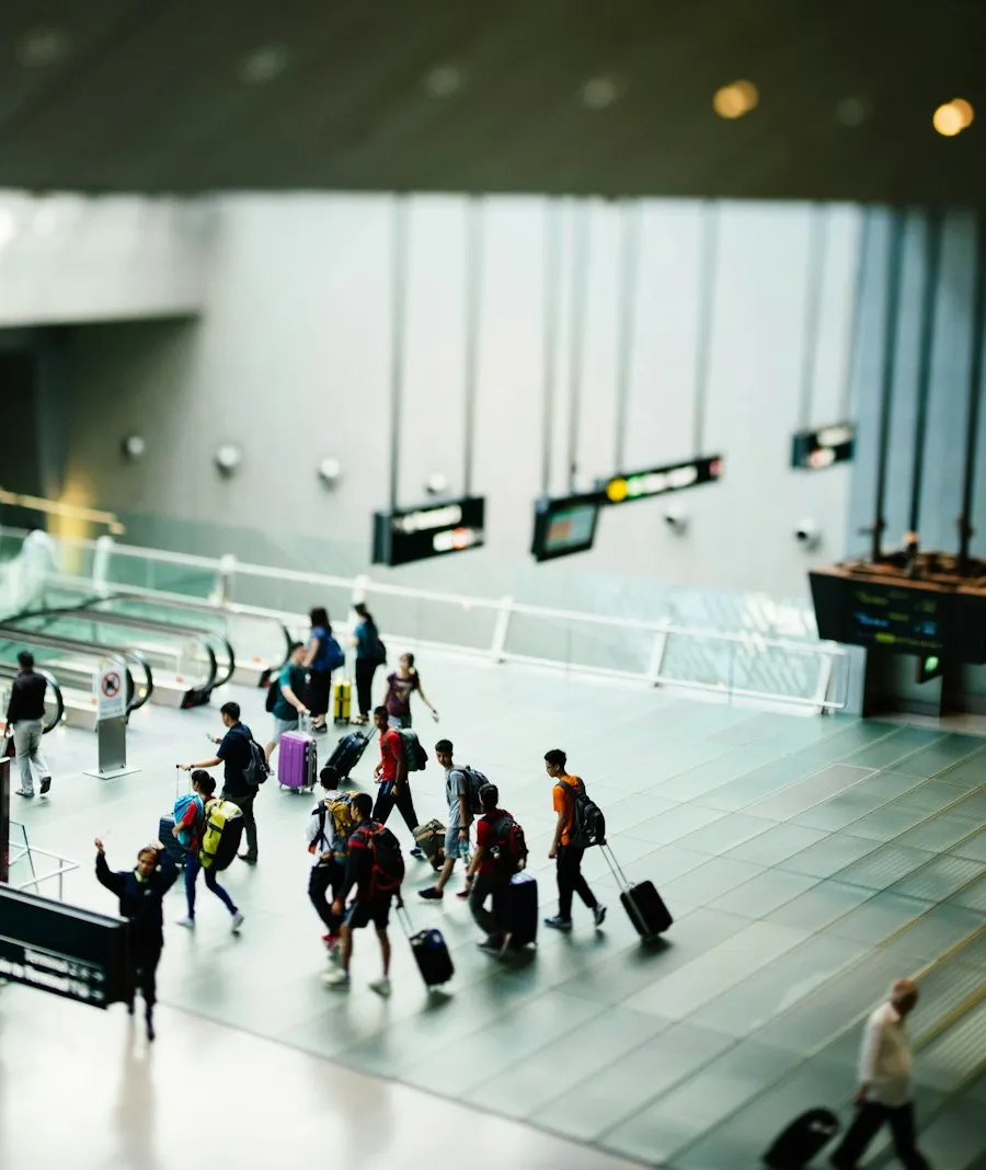 Viajeros con maletas caminando por una terminal de aeropuerto